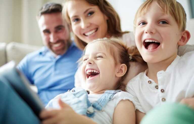 happy and smiling dad mom and two girls 1000x640 1